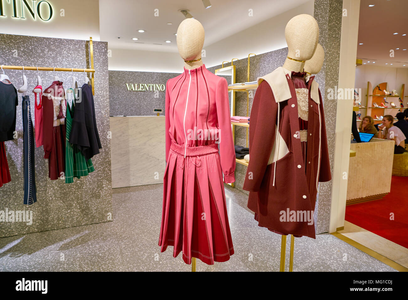 Milano, Italia - circa novembre, 2017: vari di Valentino vestiti sul  display presso la Rinascente. La Rinascente è una collezione di high-end  negozi Foto stock - Alamy