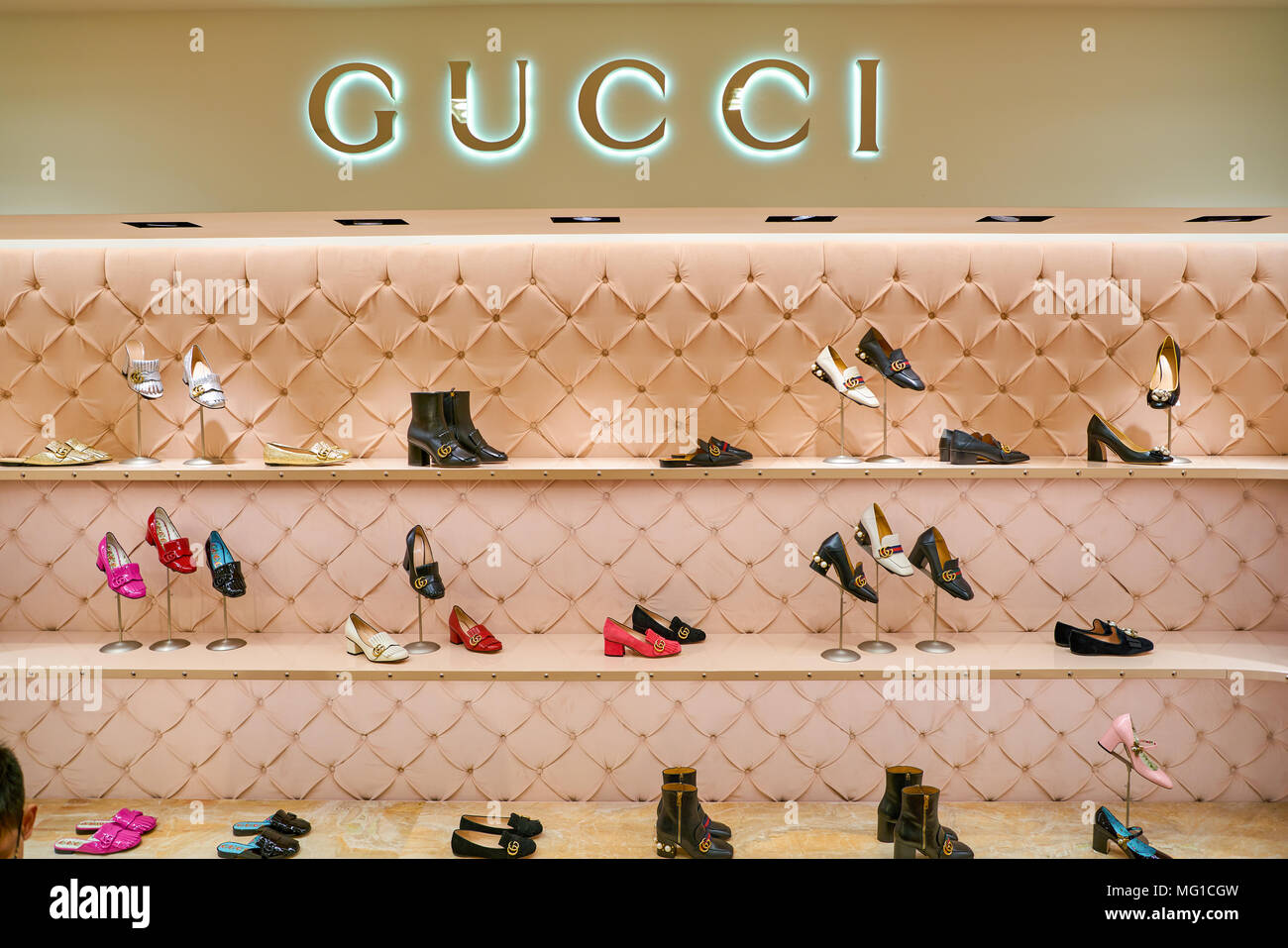 Milano, Italia - circa novembre, 2017: Gucci scarpe sul display presso la  Rinascente centro per lo shopping di Milano. La Rinascente è una collezione  di high-end negozi Foto stock - Alamy