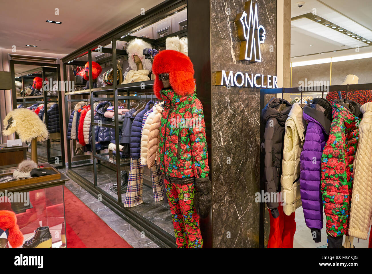 Milano, Italia - circa novembre, 2017: vari di Moncler vestiti sul display  presso la Rinascente. La Rinascente è una collezione di high-end negozi  Foto stock - Alamy