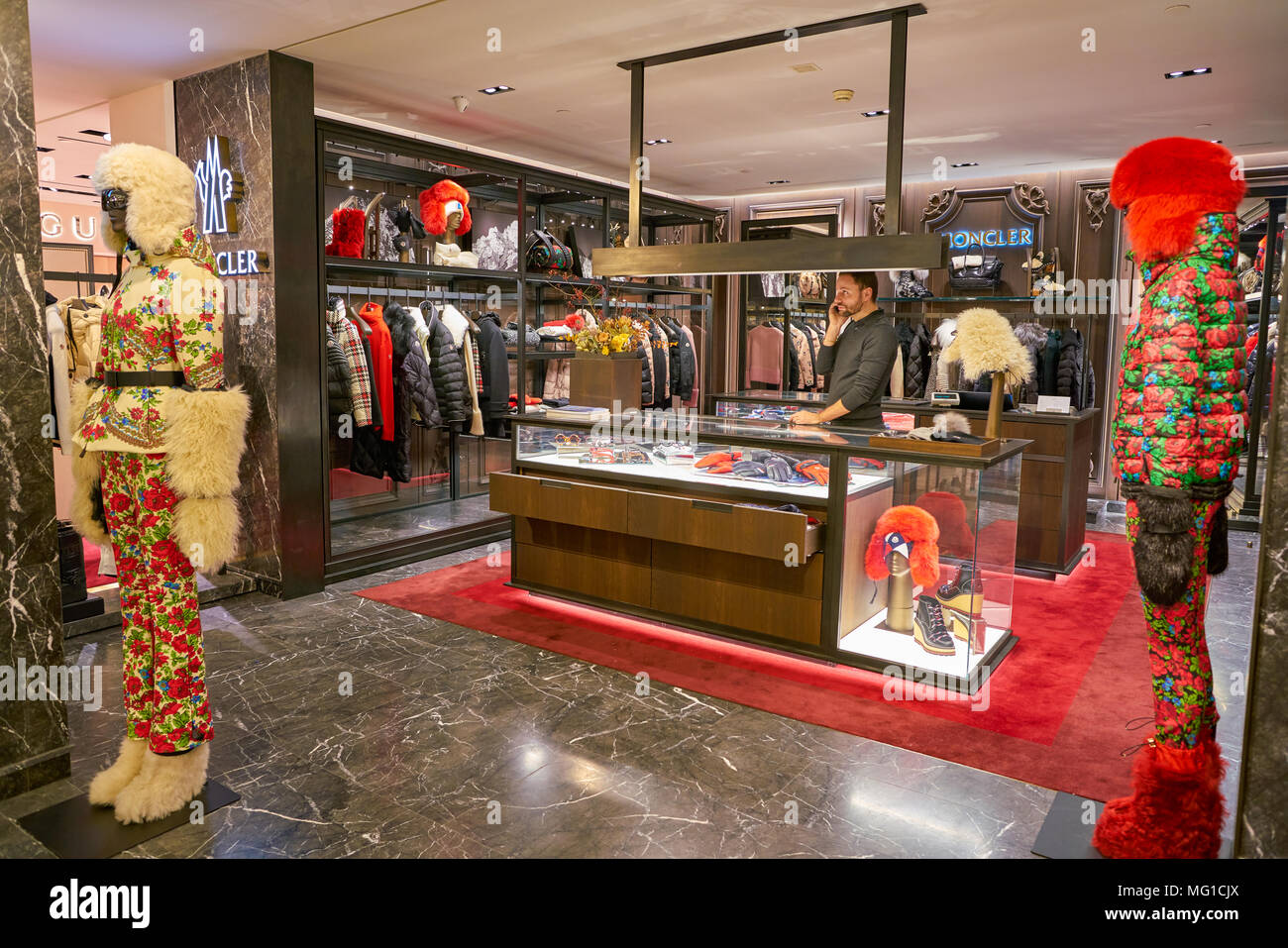 Milano, Italia - circa novembre, 2017: vari di Moncler vestiti sul display  presso la Rinascente. La Rinascente è una collezione di high-end negozi  Foto stock - Alamy