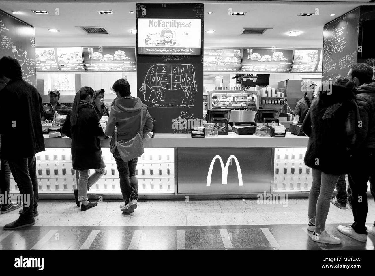 Milano, Italia - circa novembre, 2017: all'interno del ristorante McDonald's. McDonald è un americano di hamburger e un ristorante fast food chain. Foto Stock