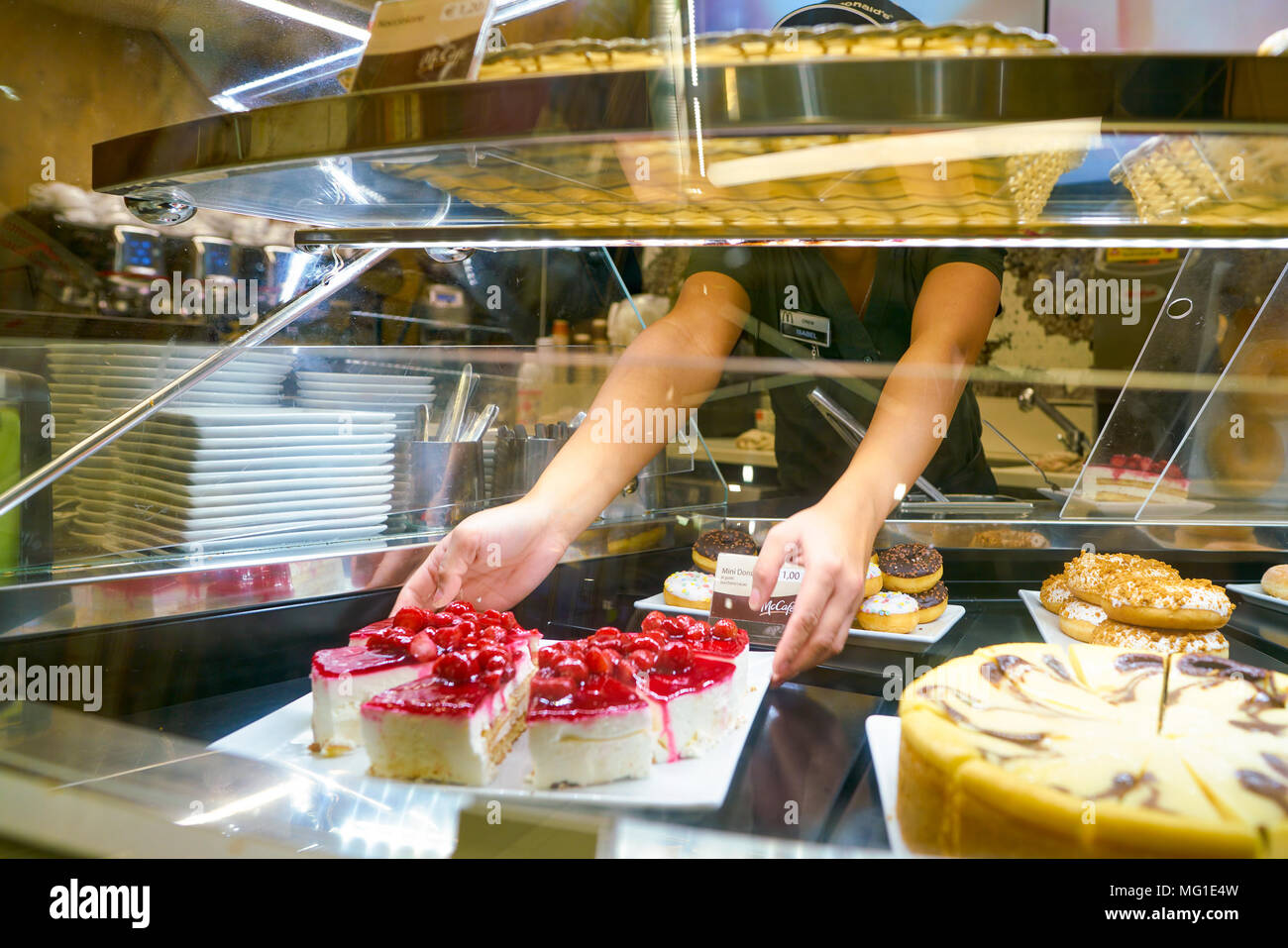 Milano, Italia - circa novembre, 2017: lavoratore presso un McCafe coffee shop. McCafe è un caffè-stile di casa di cibo e bevande, catena di proprietà di McDonald's. Foto Stock