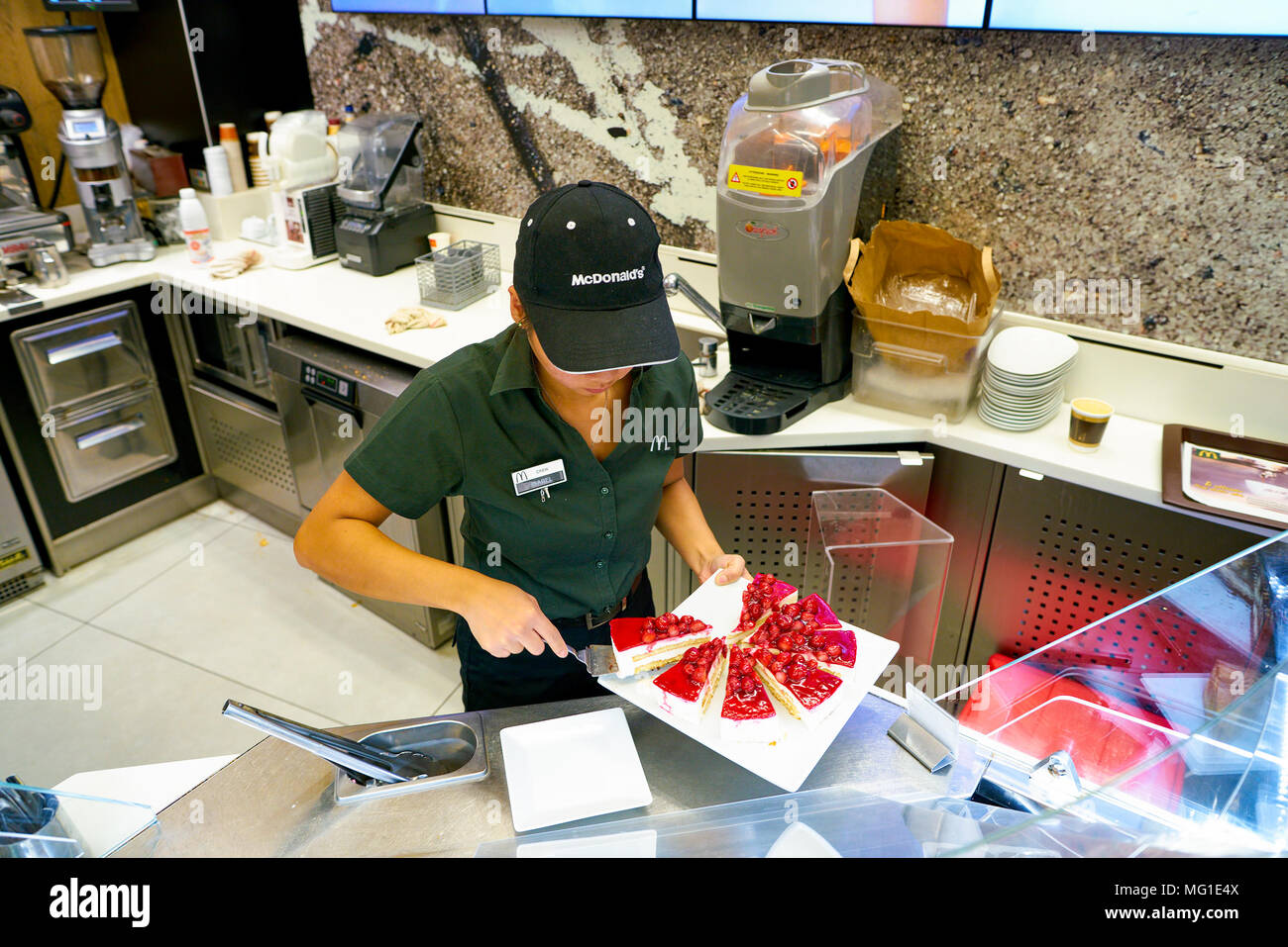 Milano, Italia - circa novembre, 2017: lavoratore presso un McCafe coffee shop. McCafe è un caffè-stile di casa di cibo e bevande, catena di proprietà di McDonald's. Foto Stock