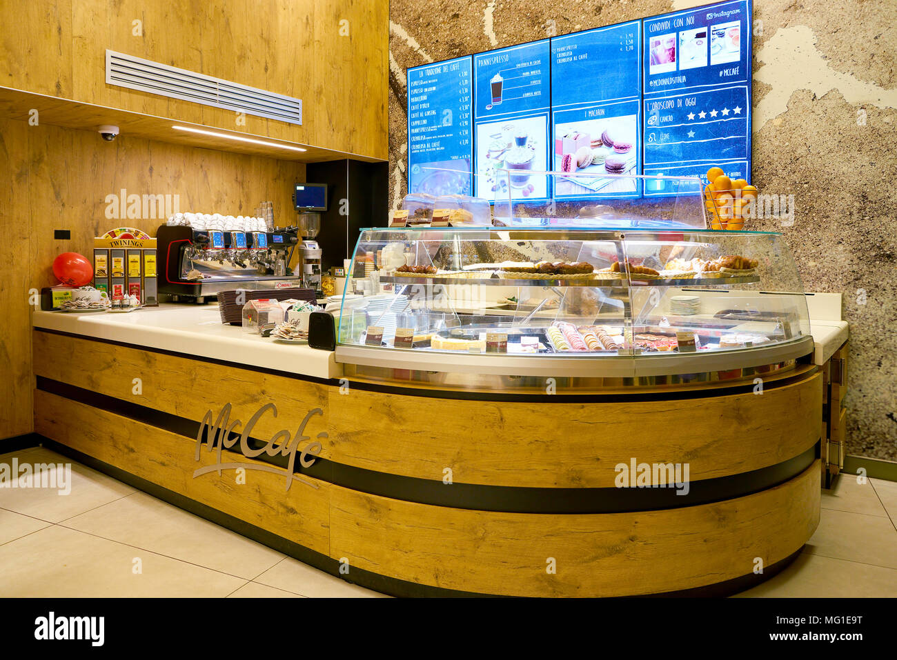 Milano, Italia - circa novembre, 2017: McCafe coffeehouse di Milano. Foto Stock