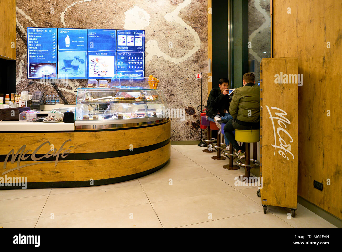 Milano, Italia - circa novembre, 2017: McCafe coffeehouse di Milano. Foto Stock