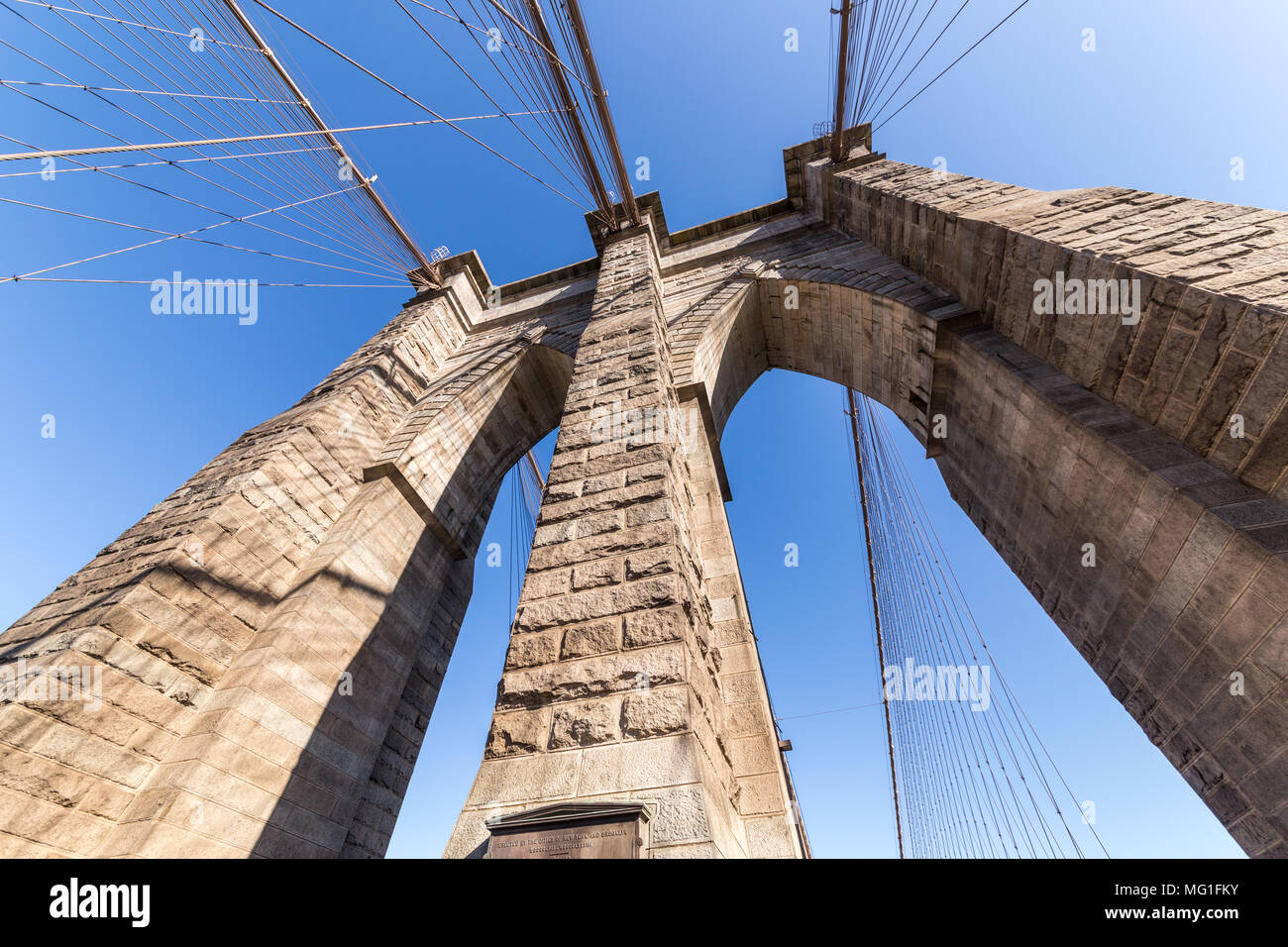 Brooklyn Bridge Tower e cavi Foto Stock