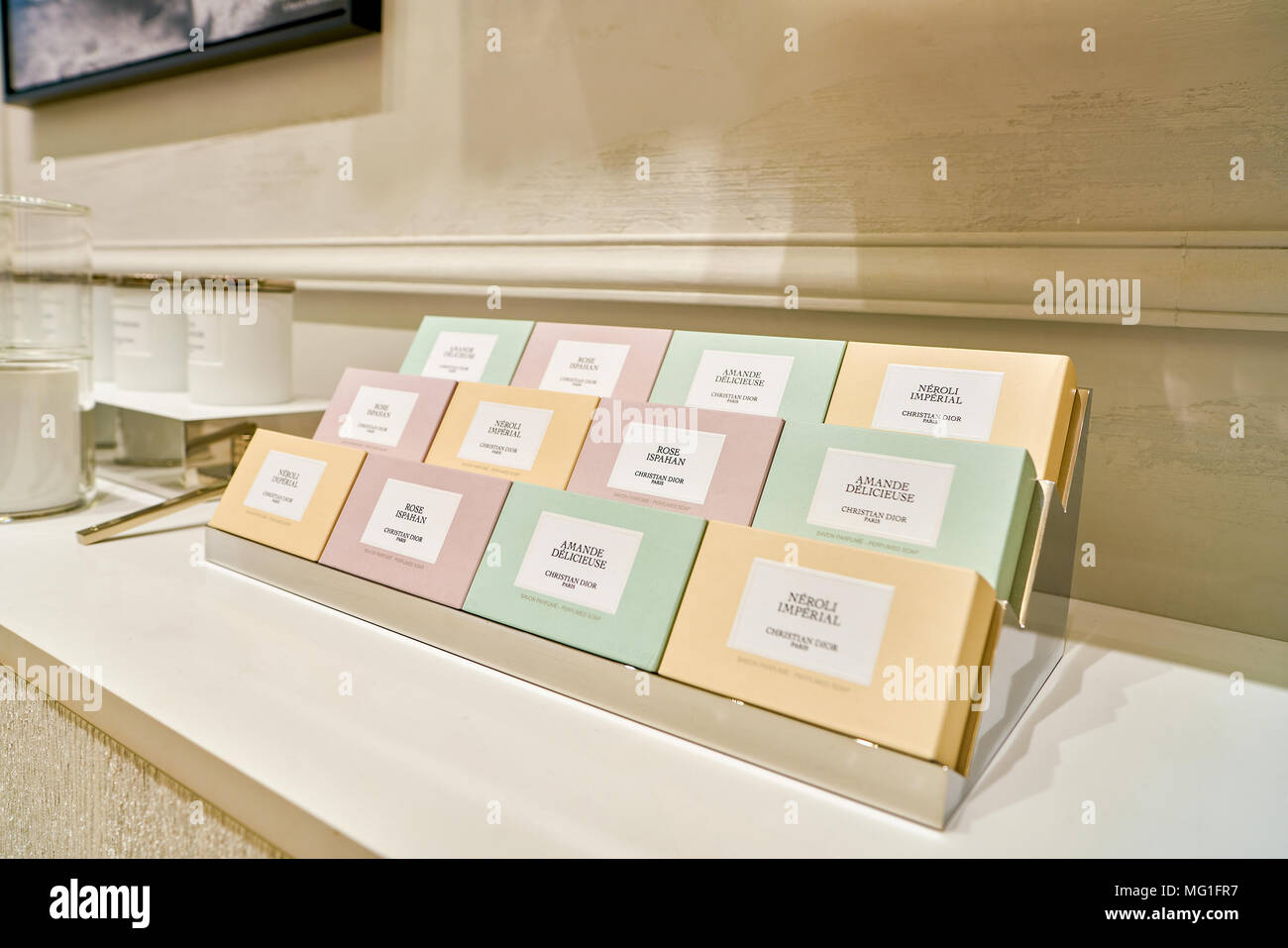 Roma, Italia - circa novembre, 2017: Dior prodotti di bellezza sedersi sul visualizzatore in corrispondenza di un secondo flagship store della Rinascente a Roma. Foto Stock