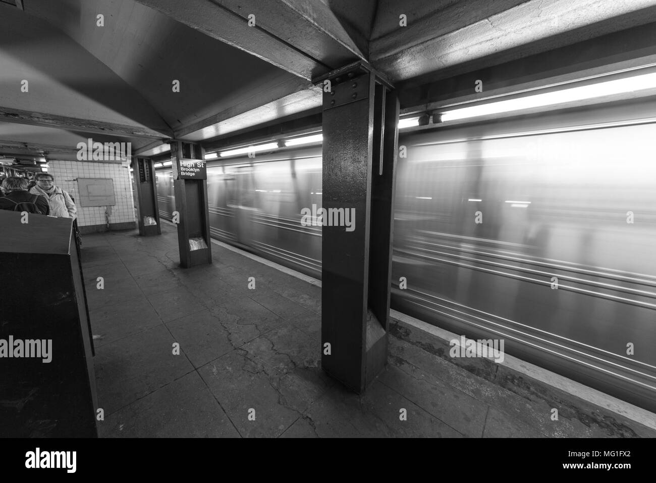B&W Photo, NYC metropolitana treno è in moto Foto Stock