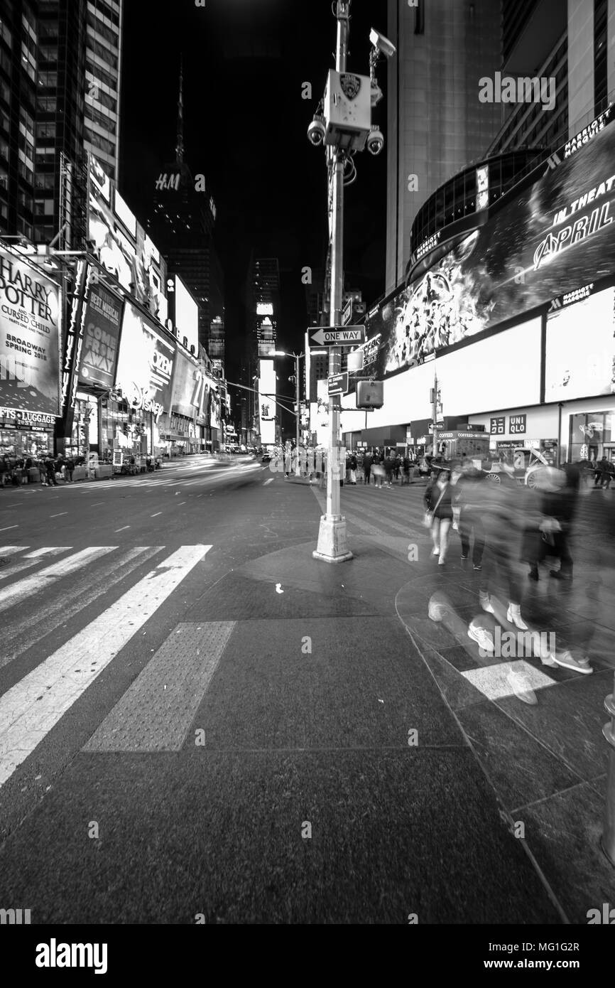 Time Square affollata di notte, foto in bianco e nero Foto Stock