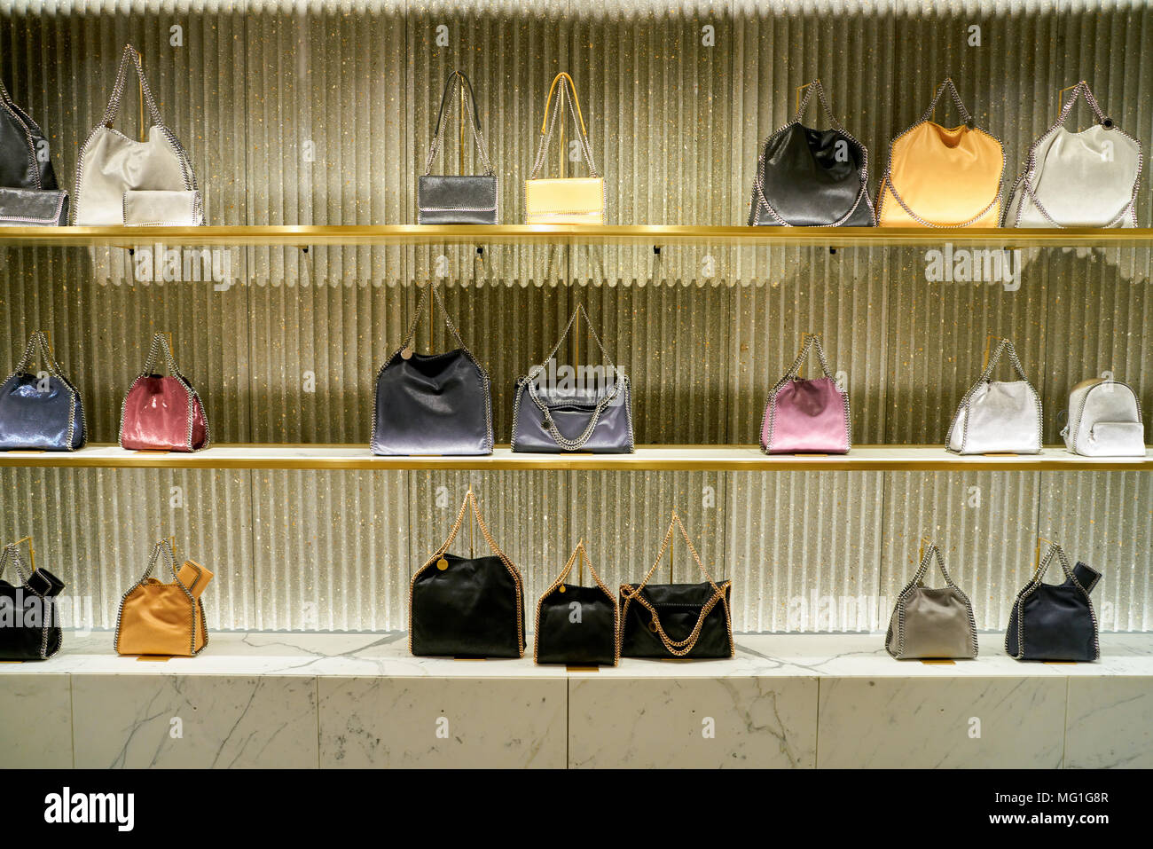 Stella McCartney borse a La Rinascente negozio di moda a Roma Foto stock -  Alamy