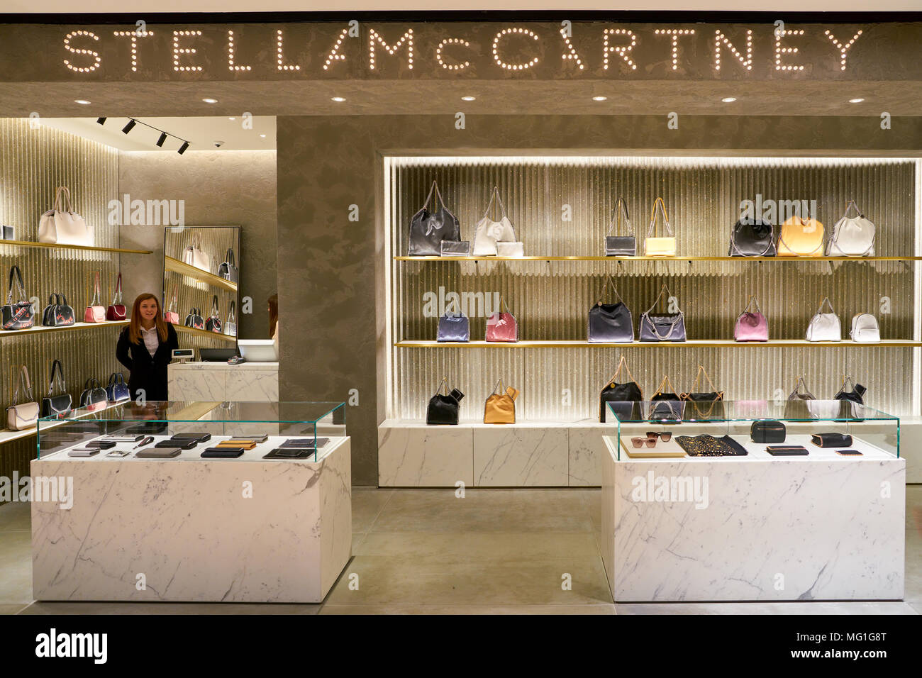 Stella mccartney store interior store immagini e fotografie stock ad alta  risoluzione - Alamy