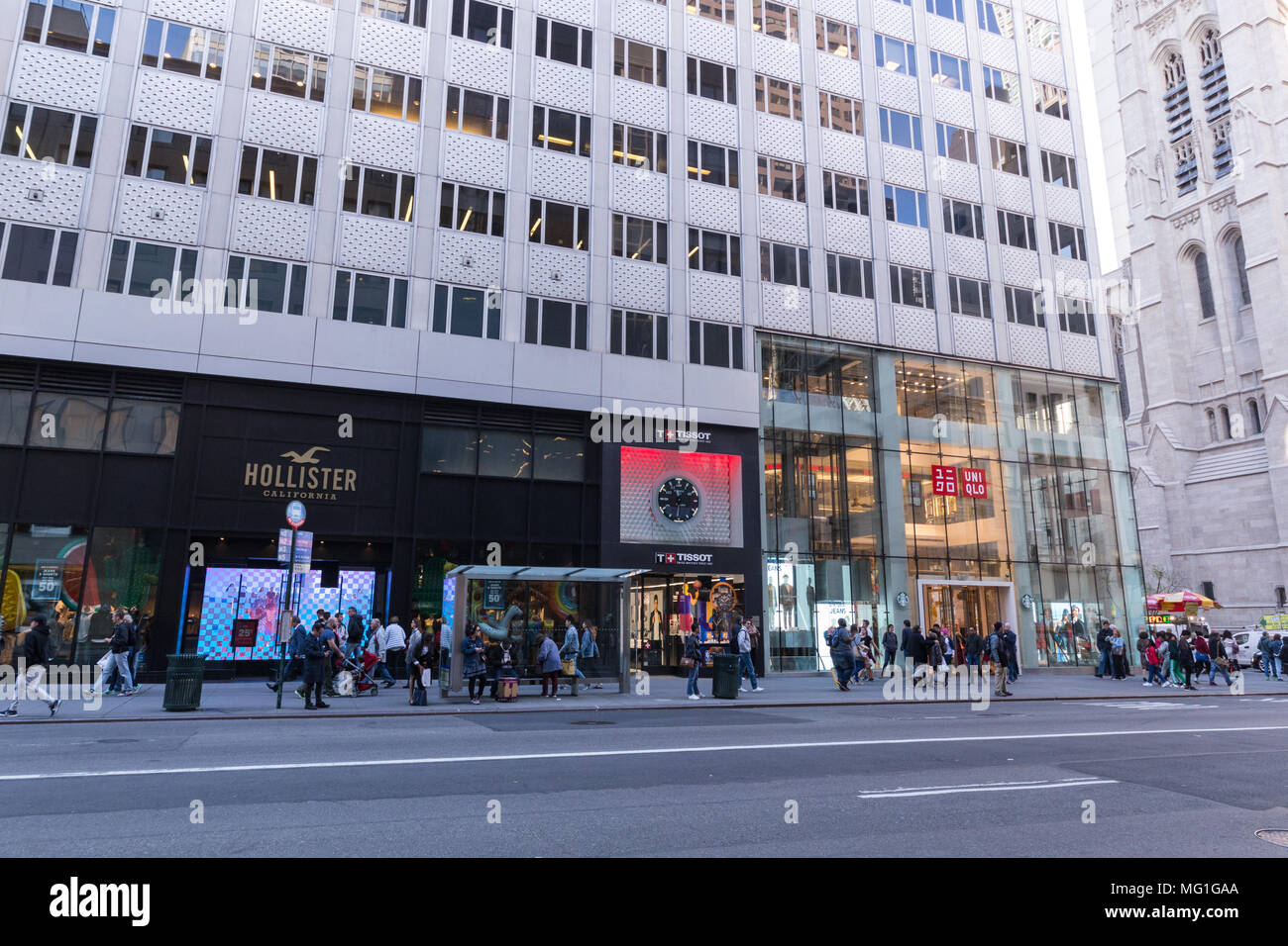 Attraversata la strada colpo di negozi, Manhattan New York Foto Stock