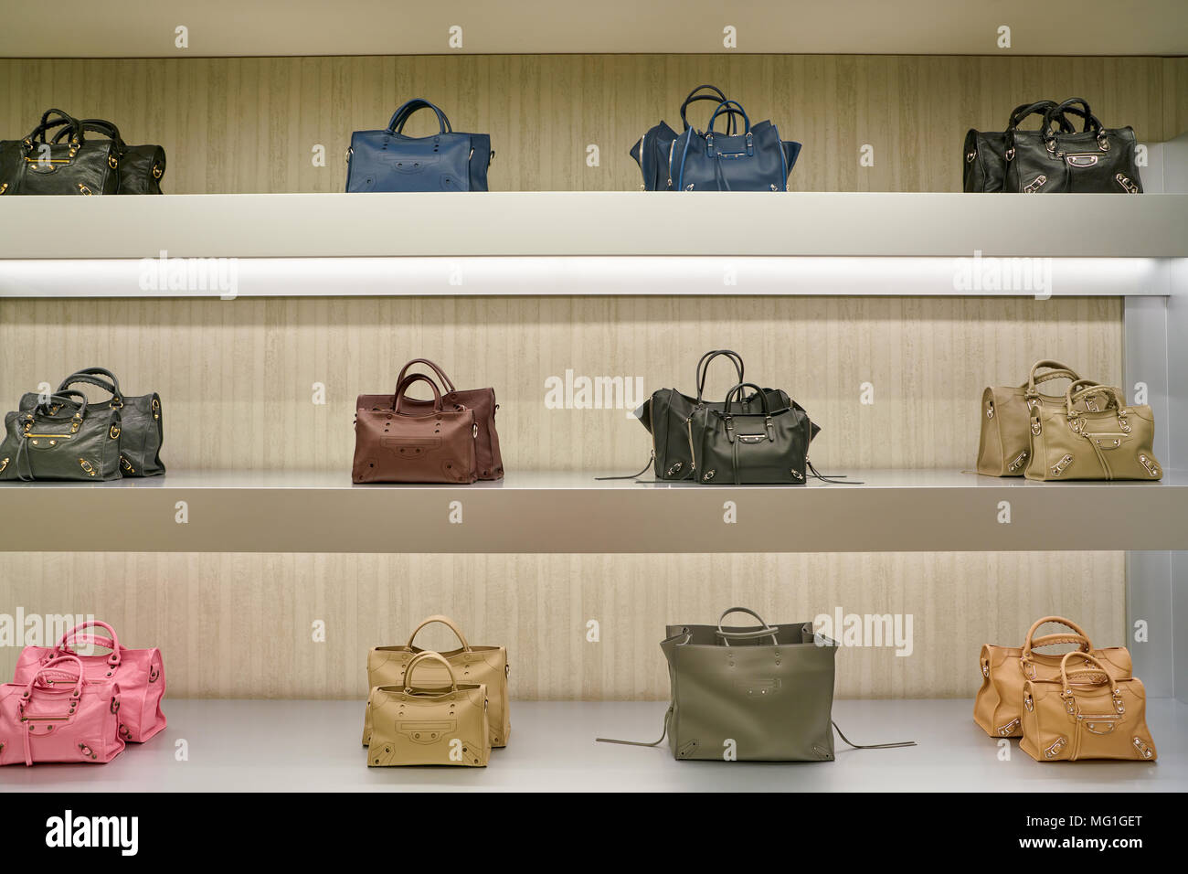 Roma, Italia - circa novembre, 2017: borse Balenciaga sul visualizzatore in  corrispondenza di un secondo flagship store della Rinascente a Roma Foto  stock - Alamy