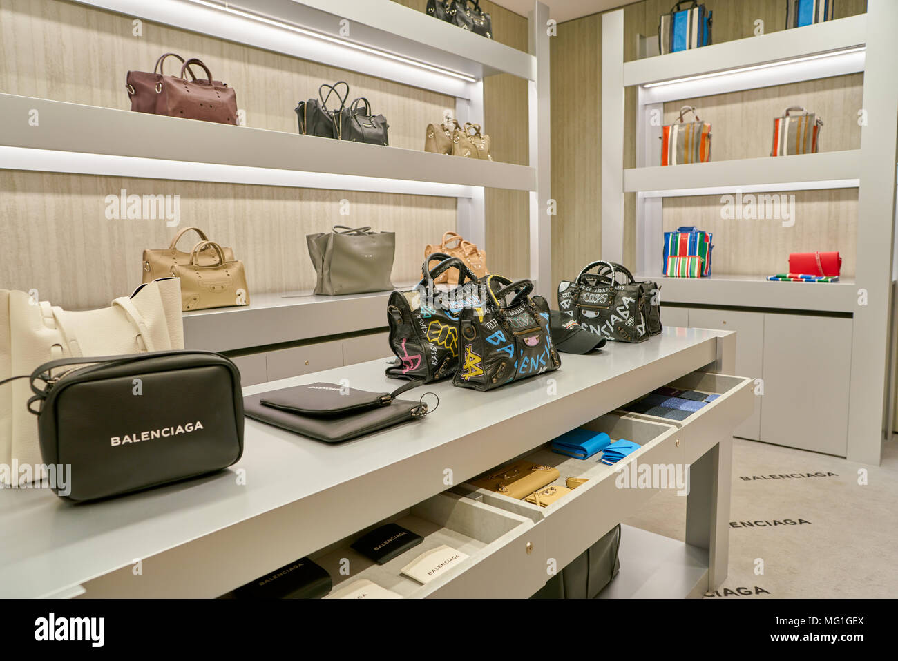 Roma, Italia - circa novembre, 2017: borse Balenciaga sul visualizzatore in  corrispondenza di un secondo flagship store della Rinascente a Roma Foto  stock - Alamy