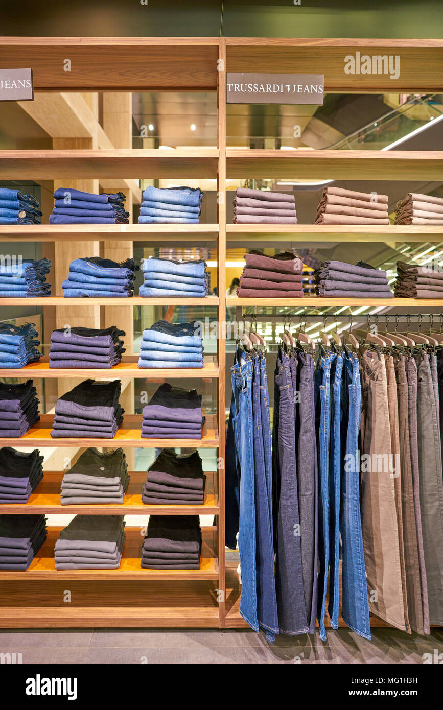 Roma, Italia - circa novembre, 2017: abbigliamento sul visualizzatore in corrispondenza di un secondo flagship store della Rinascente a Roma. Foto Stock