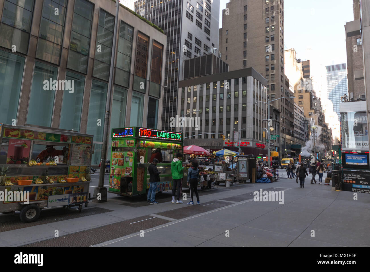 I fornitori di prodotti alimentari in una New York Street Foto Stock