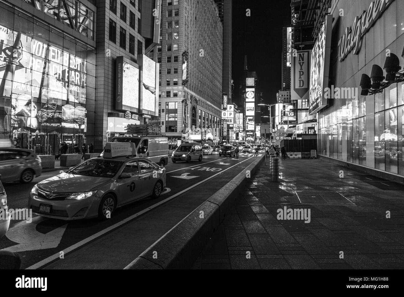 Giallo Taxi in Times Square a New York, NY Foto Stock