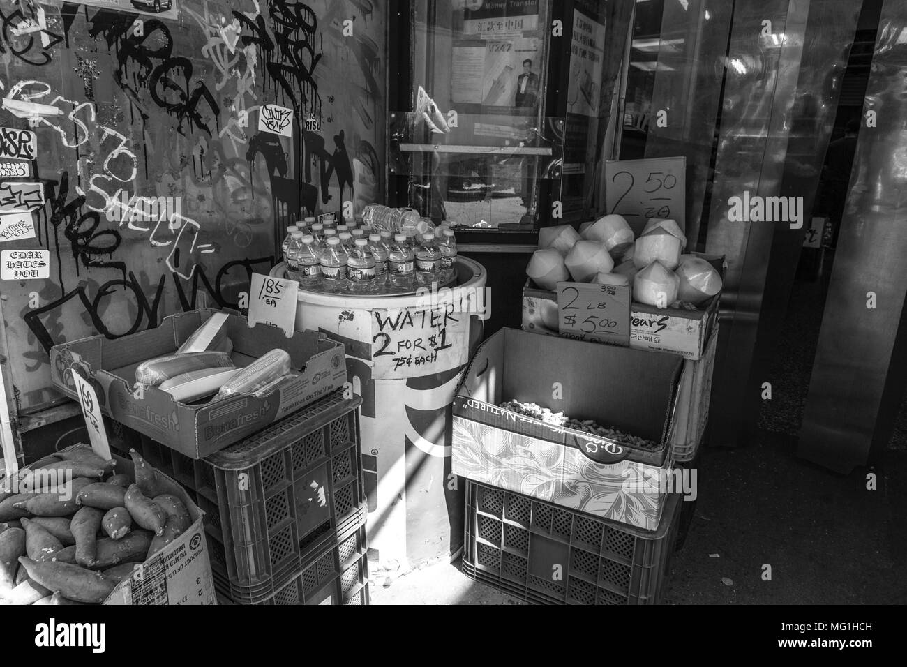 NYC Street produrre gabbie Foto Stock