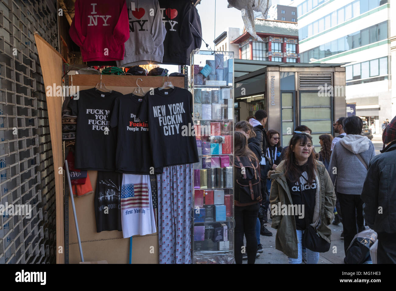 New York City T Shirt Stand su strada Foto Stock