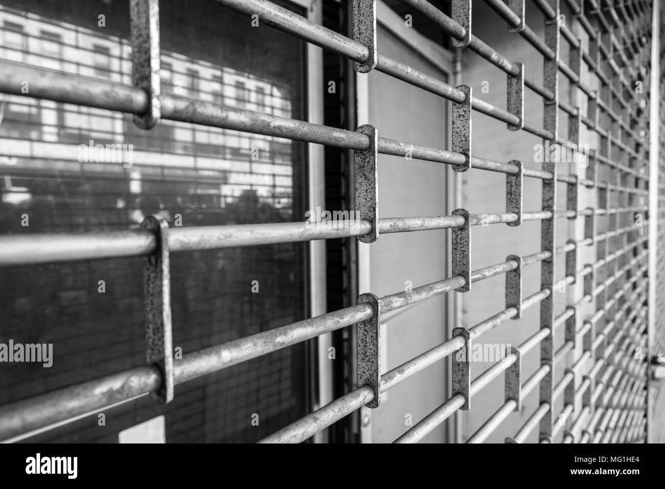 Serranda sicurezza nella parte anteriore del shopfront Foto Stock Serranda sicurezza nella parte anteriore del shopfront Foto Stock