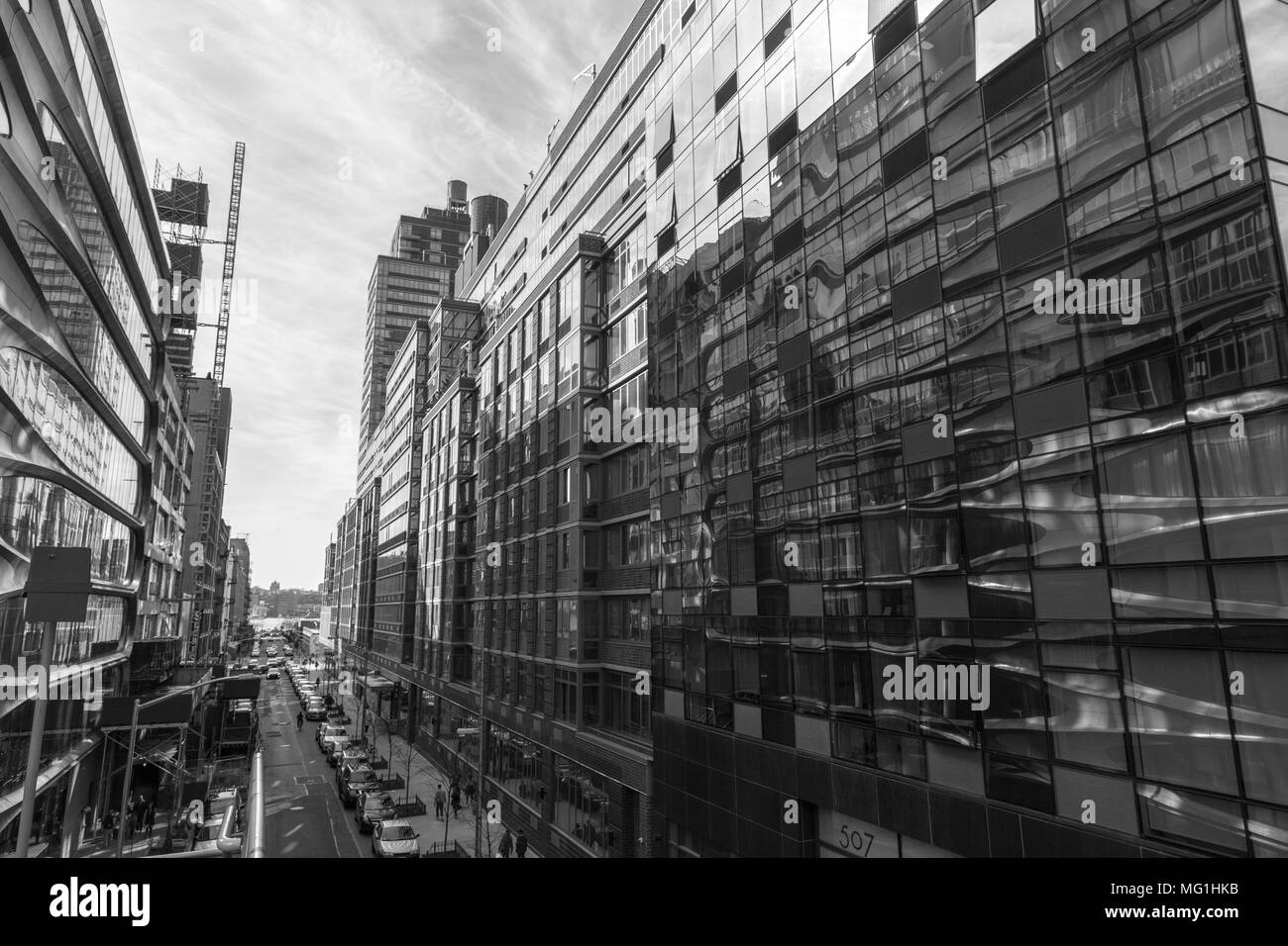 Foto in bianco e nero guardando giù New York street, angolo di elevazione Foto Stock