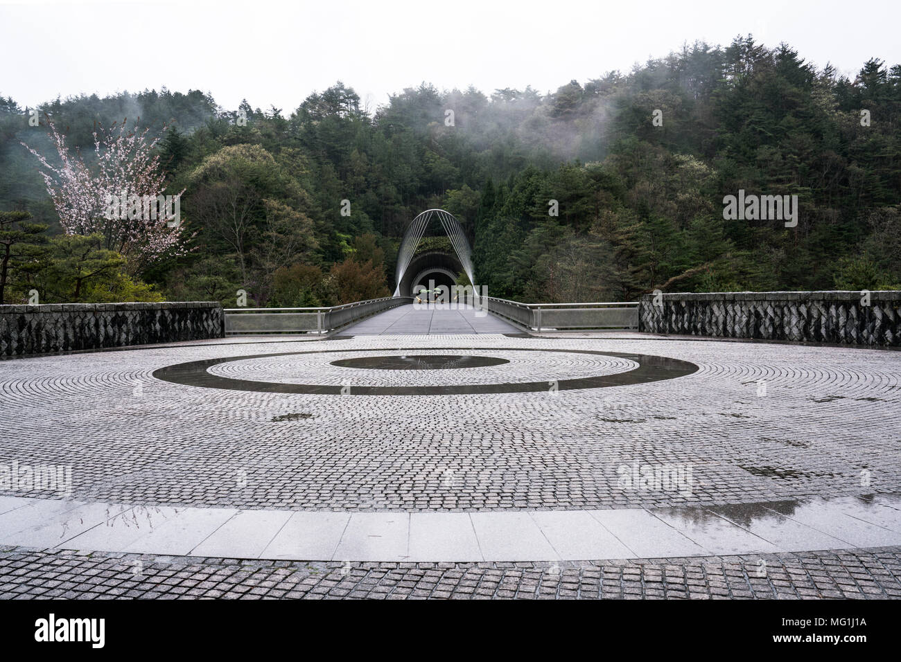 Situato in mezzo a colline forrested di Shiga, Museo Miho, dall'architetto cino-americano I.M. Pei, miscele naturali e artificiali in ambienti. Foto Stock