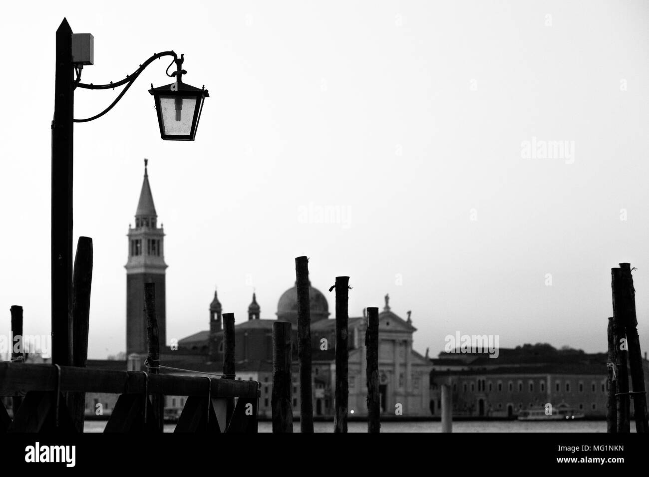 Bella e antica strada lampada silhouette a Venezia, Italia presso sunrise Foto Stock
