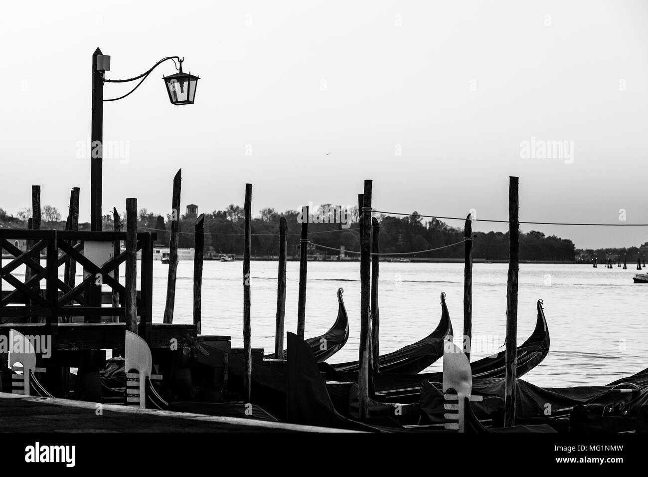 Lampione e gondole a Venezia, Italia. Bianco e nero shot Foto Stock
