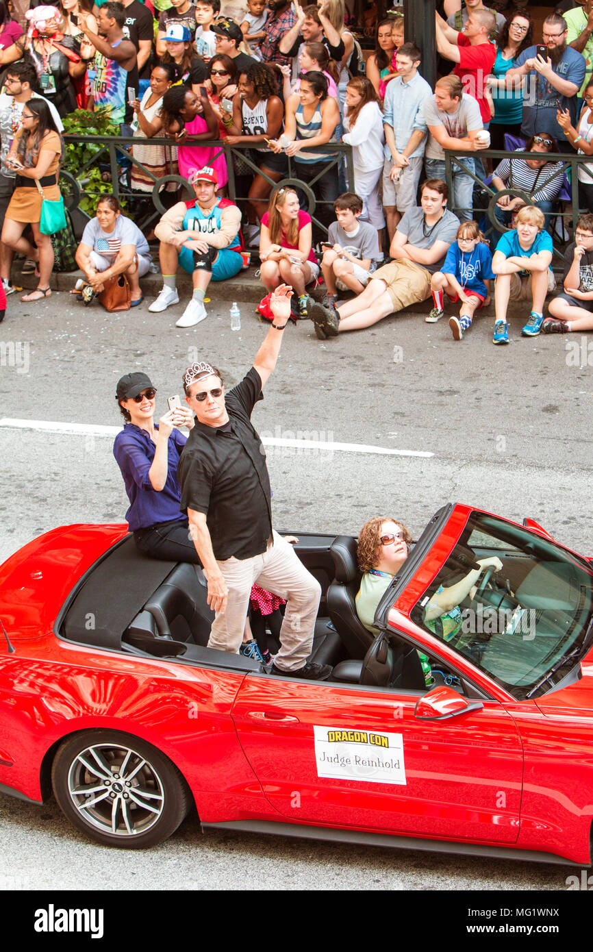 Attore Judge Reinhold rides iin un convertibile e onde alla folla come egli partecipa a il drago con sfilata il 3 settembre 2016 in Atlanta, GA. Foto Stock