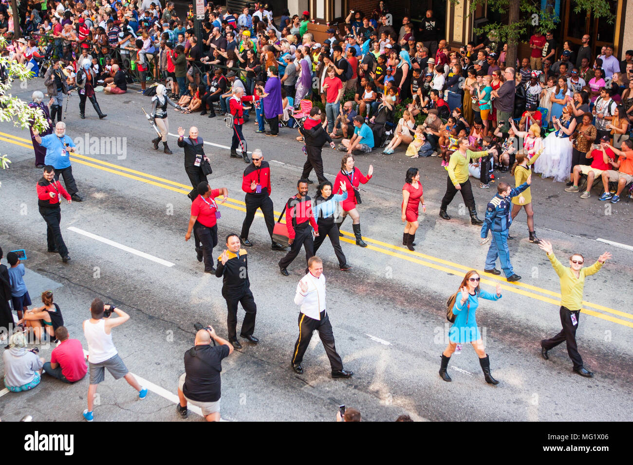 La gente vestita in Star Trek costumi onda per la folla di spettatori come cammina per il drago annuale con sfilata il 3 settembre 2016 in Atlanta, GA. Foto Stock