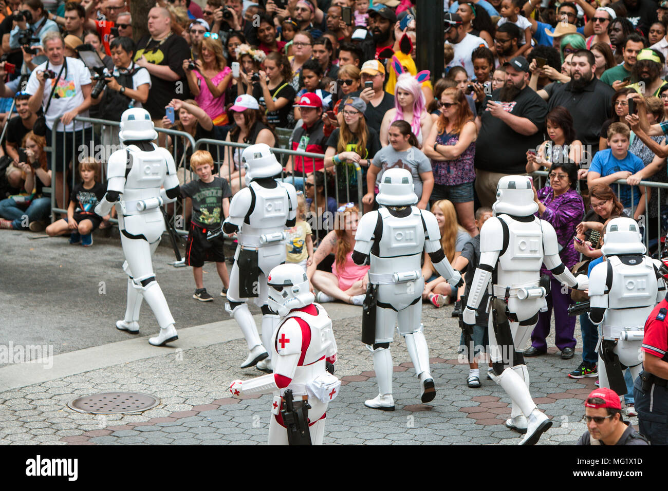 La gente vestita come storm troopers dei film di Star Wars a interagire con i tifosi e a piedi per il drago con sfilata il 3 settembre 2016 in Atlanta, GA. Foto Stock