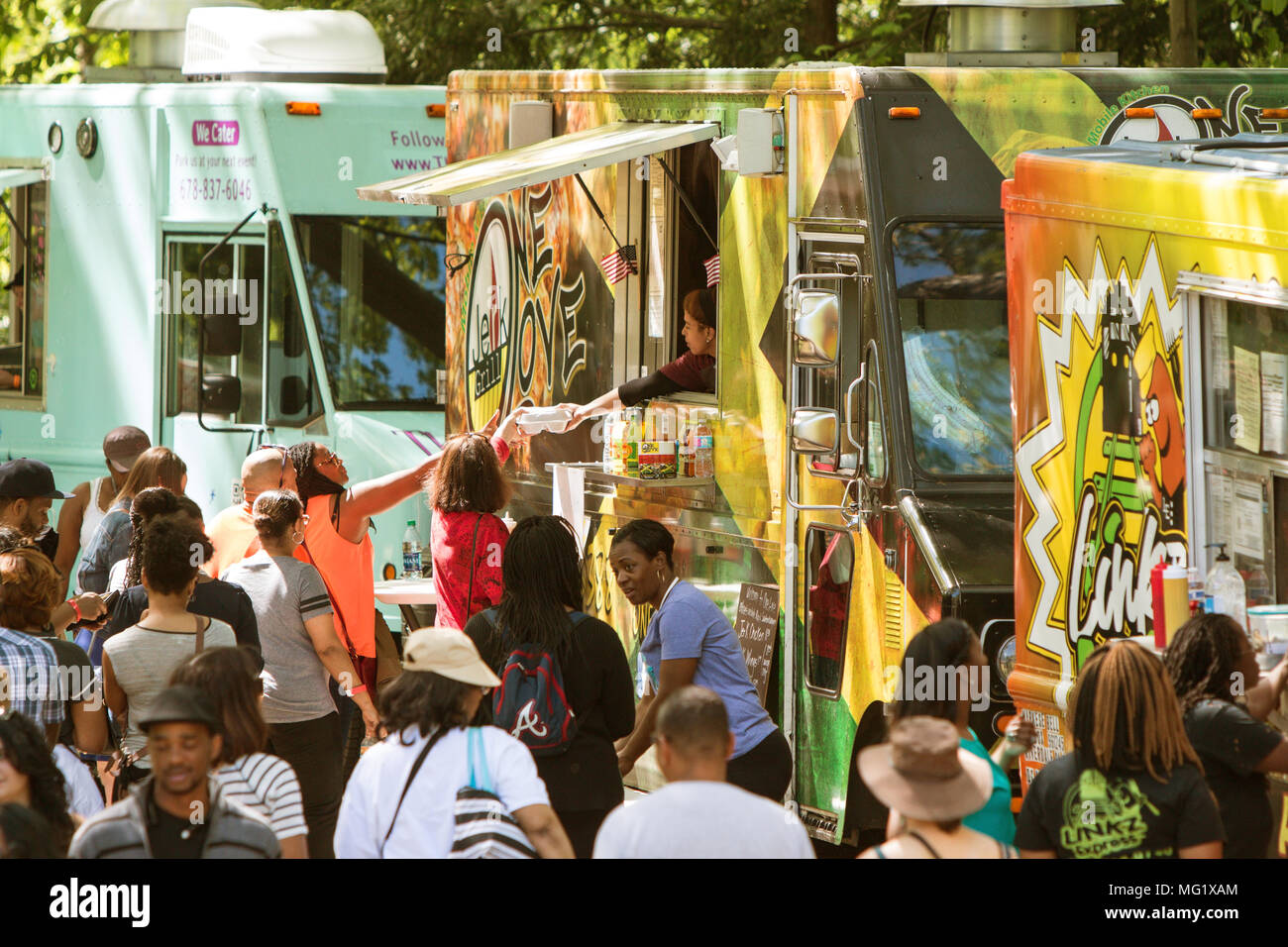 Una folla di persone acquista i pasti da carrelli di cibo schierate al Grant Park presso il cibo-o-rama festival il 16 aprile 2016 in Atlanta, GA. Foto Stock