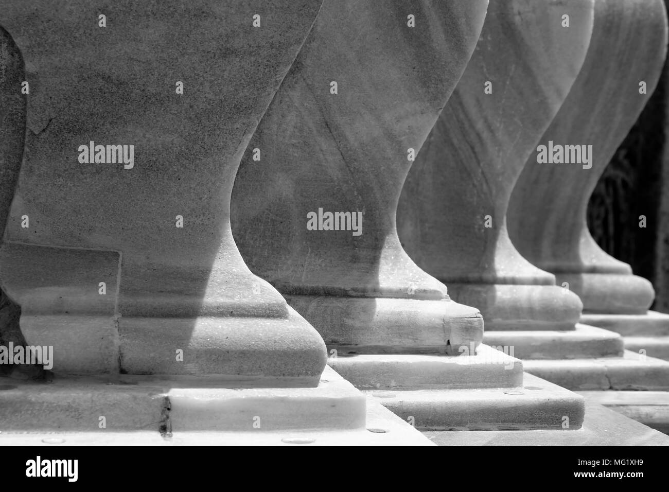 Forma curva della parete di marmo con ombra e luce. (Bianco e nero) Foto Stock