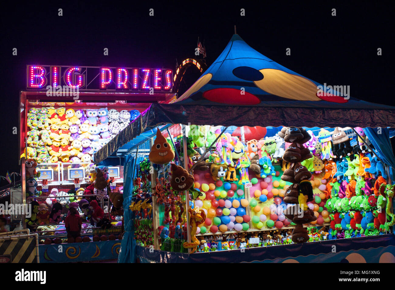 " Grandi premi' segno è luminosamente illuminata di notte sulla cima di carnevale giochi al Gwinnett County Fair settembre 17, 2016 in Lawrenceville, GA. Foto Stock