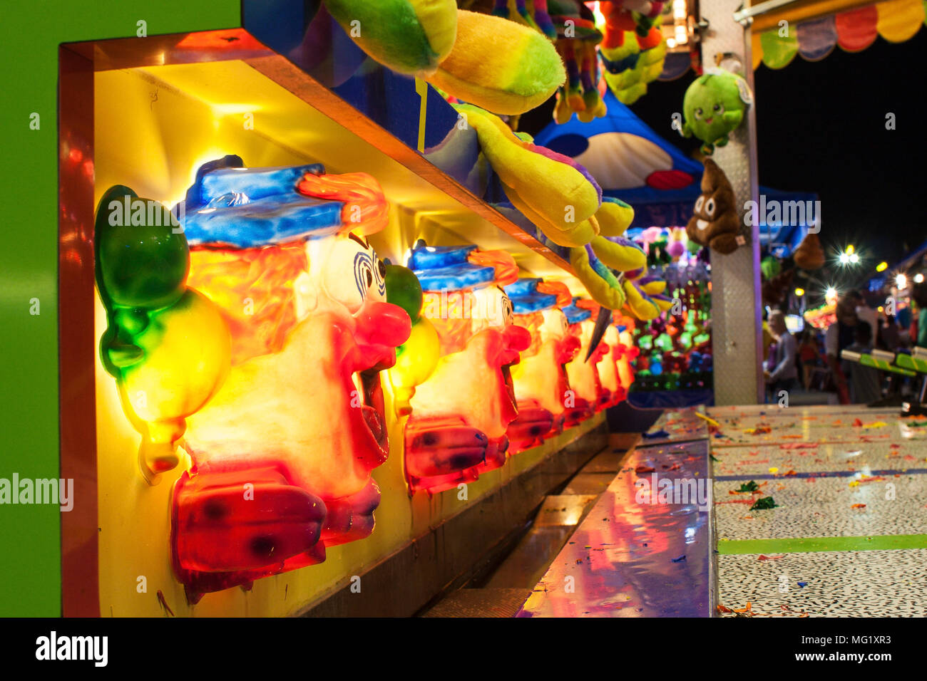 Clown facce che sono parte di una pistola ad acqua squirting gioco sono illuminata di notte al Gwinnett County Fair settembre 17, 2016 in Lawrenceville, GA. Foto Stock