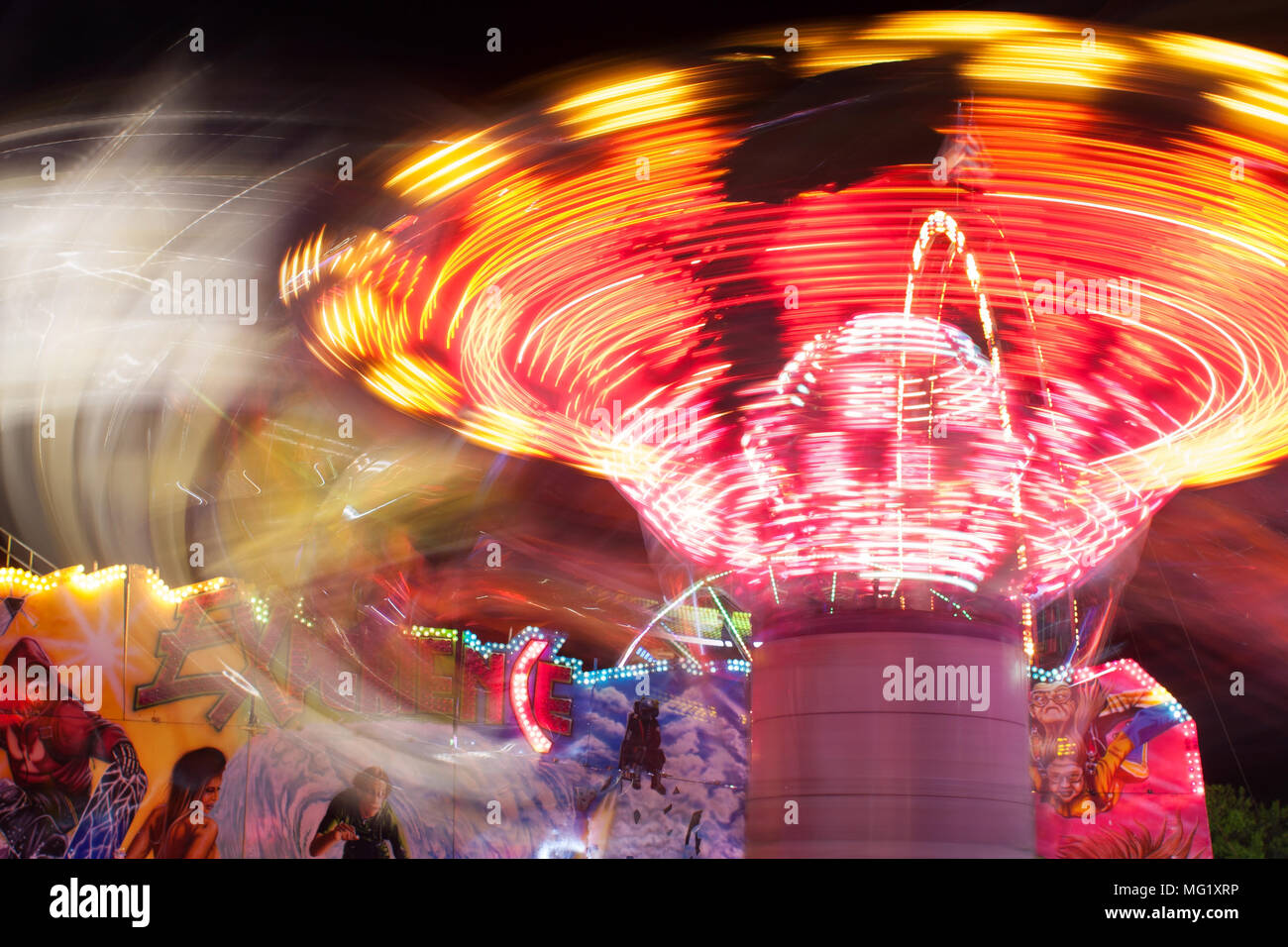 Un composito di due immagini mostra il motion blur in rapido movimento ride al Gwinnett County Fair, il 17 settembre 2016 in Lawrenceville, GA. Foto Stock