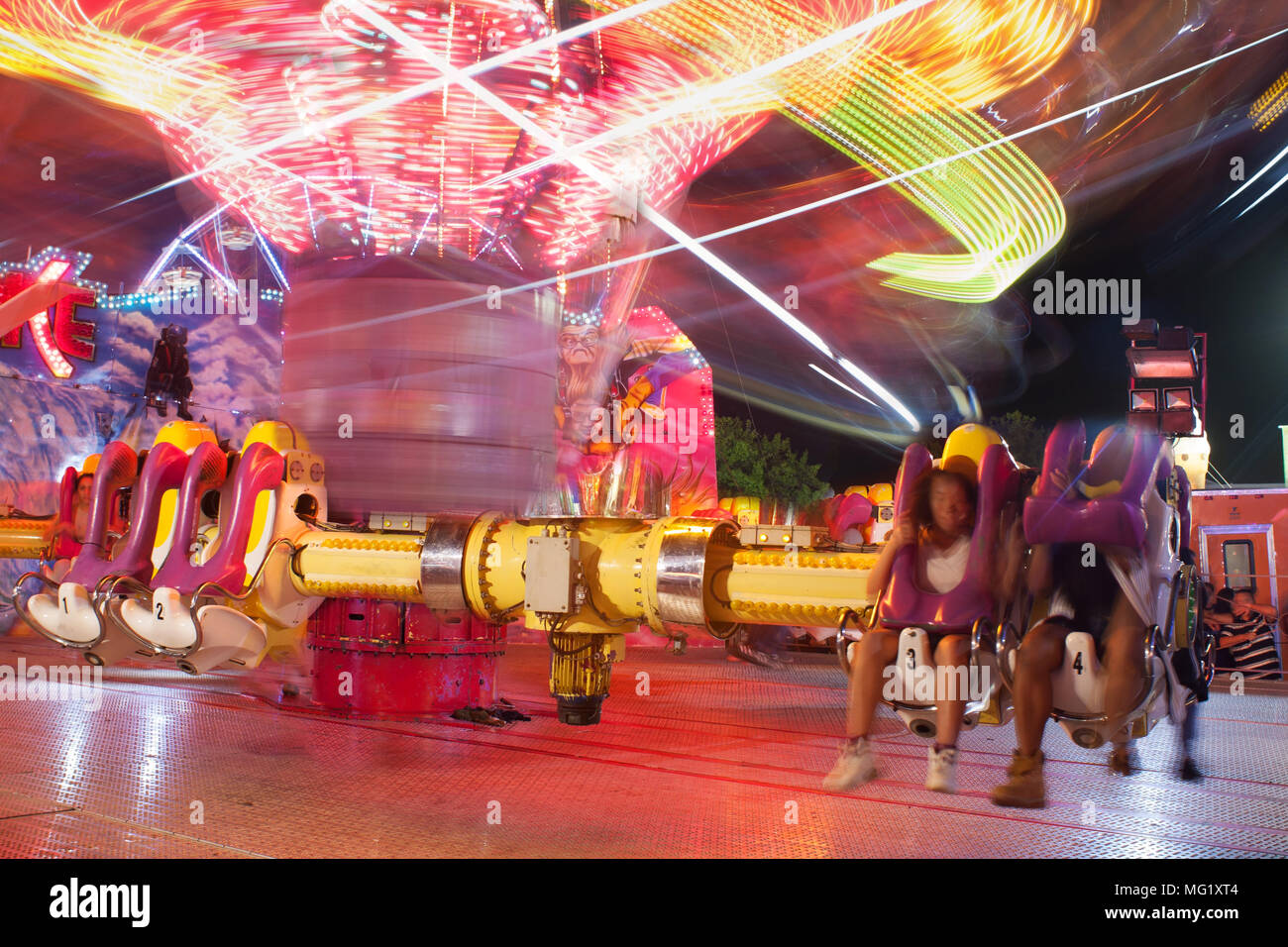 Un composito di due immagini mostra il motion blur di rapido movimento Corsa di carnevale al Gwinnett County Fair settembre 17, 2016 in Lawrenceville, GA. Foto Stock