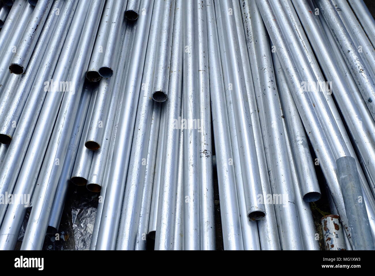 Pila di tubi metallici. Foto Stock