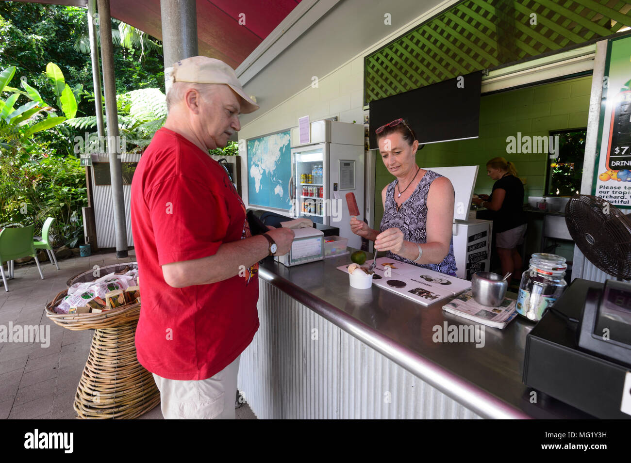 Uomo maturo comprare un gelato da il Daintree Gelato Co., Parco Nazionale Daintree, estremo Nord Queensland, FNQ, QLD, Australia Foto Stock