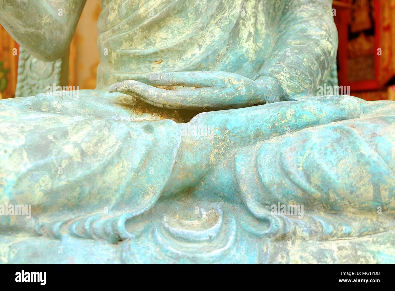 Vicino la mano di antica immagine del Buddha con perdita di luce. Foto Stock