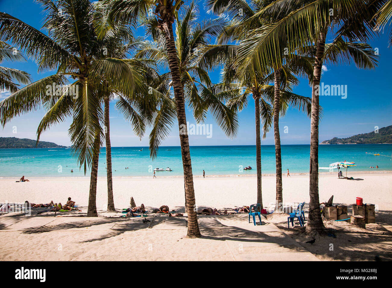PHUKET, Tailandia- Jan 23, 2016: la folla di turisti a Patong beach il Jan 23, 2016 in Phuket, Tailandia. Phuket è una popolare destinazione famosa per l'it Foto Stock