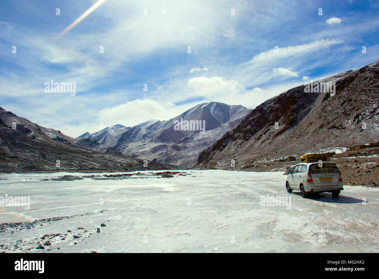 Frozen River lungo il tragitto Tsomoriri Lago, Ladakh, Jammu e Kashmir Foto Stock
