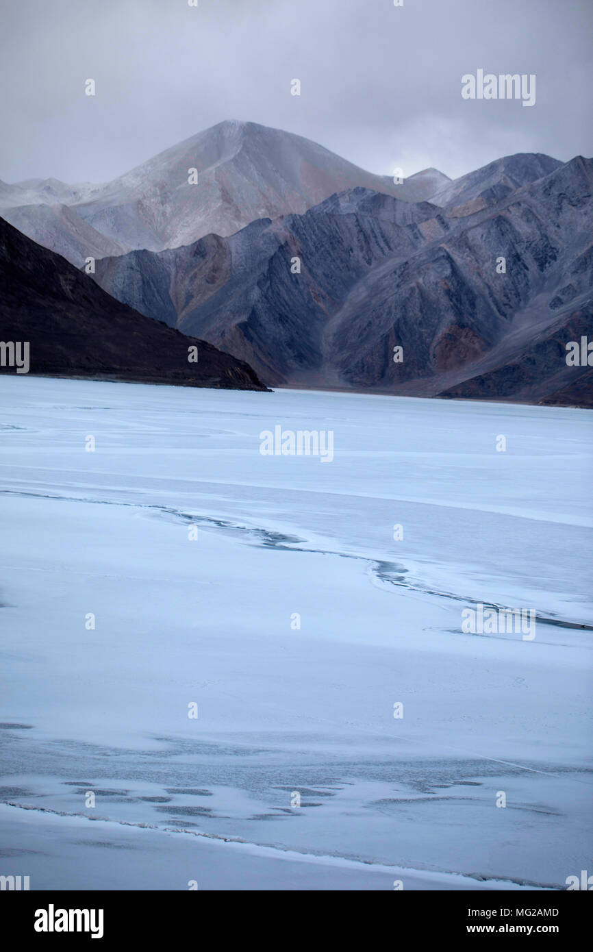 Congelati lago Pangong, Ladakh, Jammu e Kashmir Foto Stock