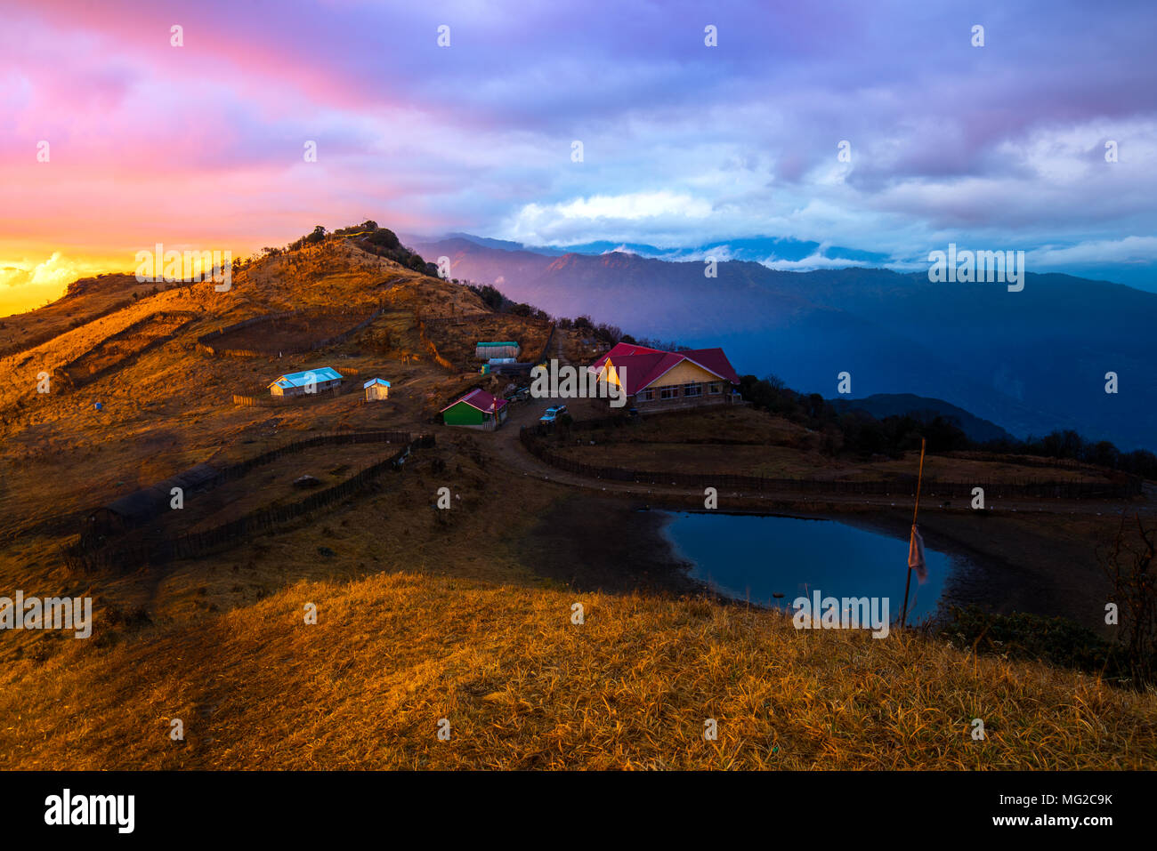 Drammatico paesaggio di trekkers Tonglu hut medio a Sandakphu, nord dell India Foto Stock