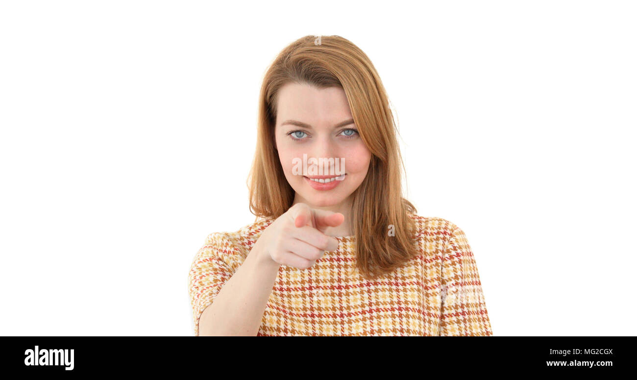 Una giovane donna attraente punti il dito contro la telecamera e sorrisi - primo piano - schermo bianco studio Foto Stock