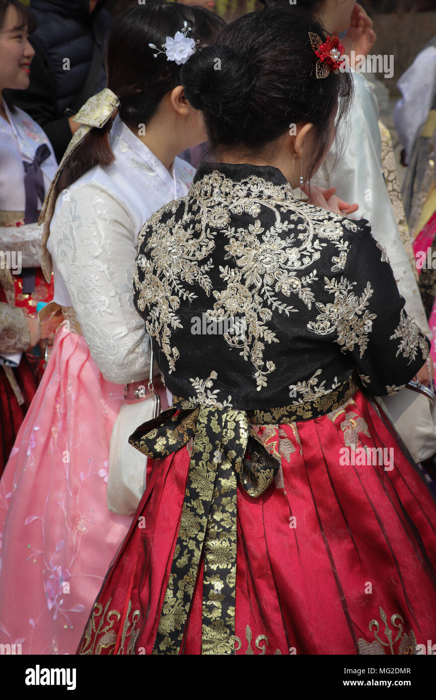 Vista posteriore di due le donne coreane, vestito in hanbok tradizionale o  chima jeogori, un abito di semplice design spesso realizzati in colori  brillanti, rosso, rosa Foto stock - Alamy