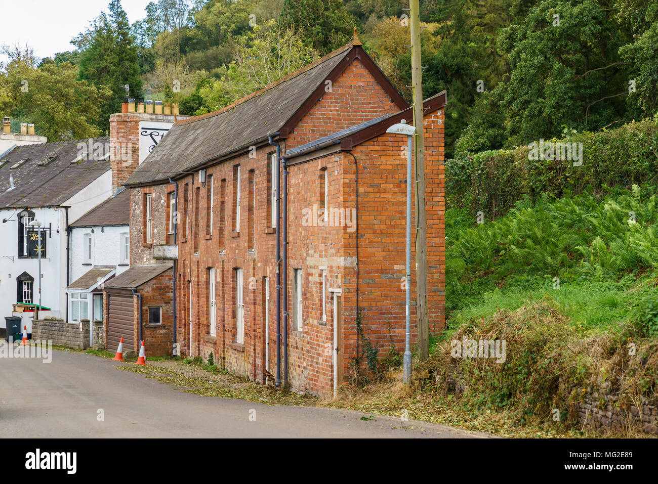 West Calder on Usk, Powys, Wales, Regno Unito - 05 Ottobre 2017: una piccola casa sulla strada principale (B4558) Foto Stock