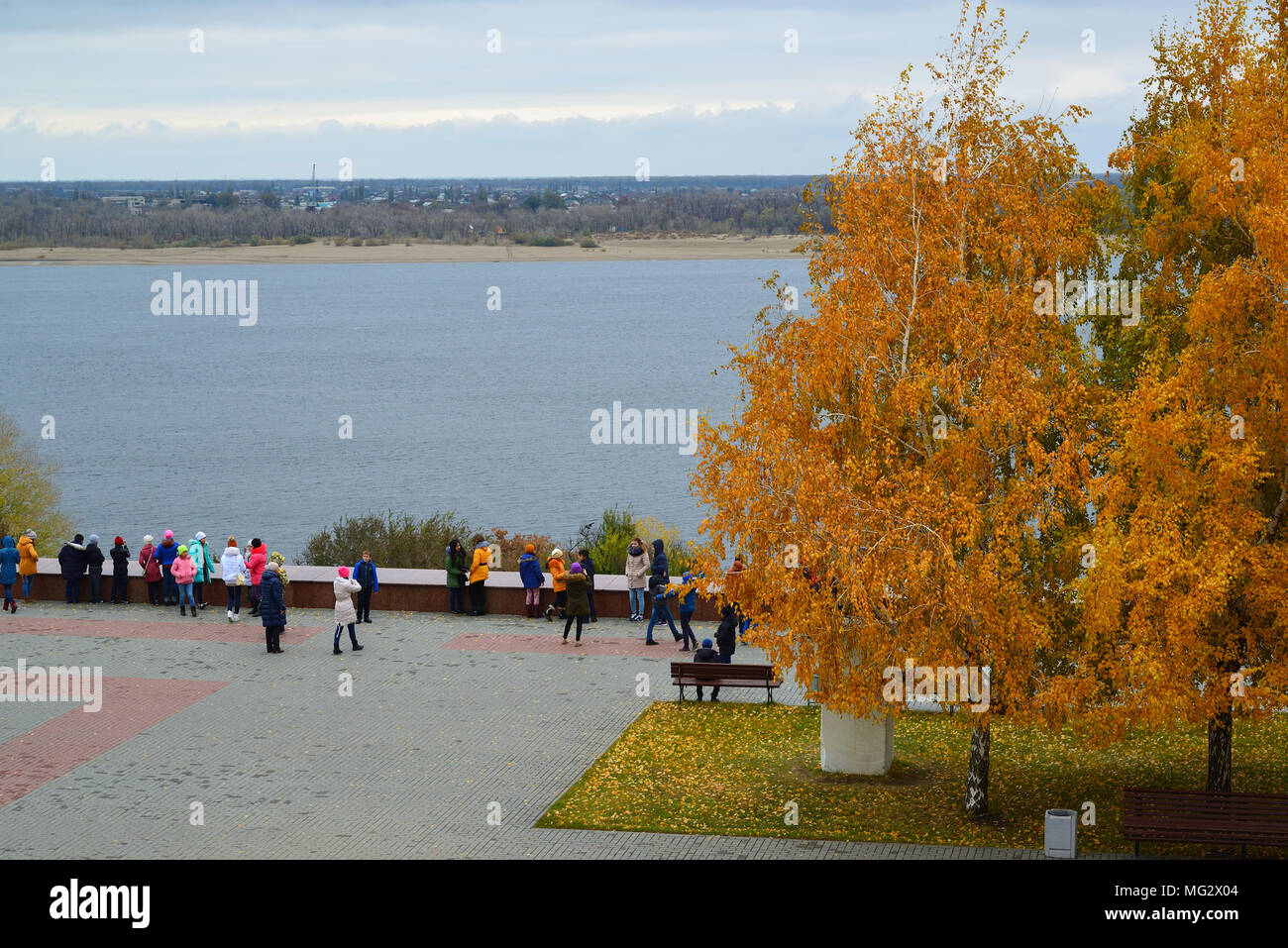 Volgograd, Russia - Novembre 01. 2016. I bambini sul fiume Volga terrapieno in centro città Foto Stock