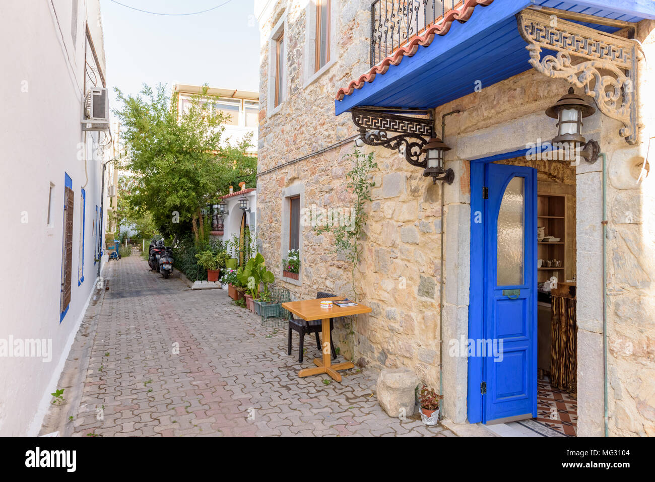 Strade strette di Bodrum con cafe tavolo e sedie in Bodrum,Turchia.23 agosto 2017. Foto Stock