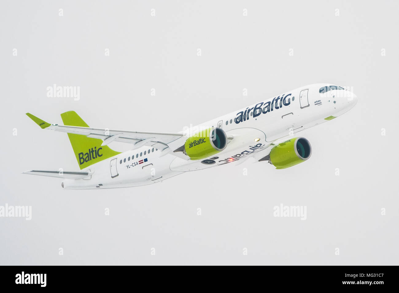 Un AirBaltic Bombardier CS300 flyies aereo su Riga International Airport durante il suo primo volo di consegna Foto Stock
